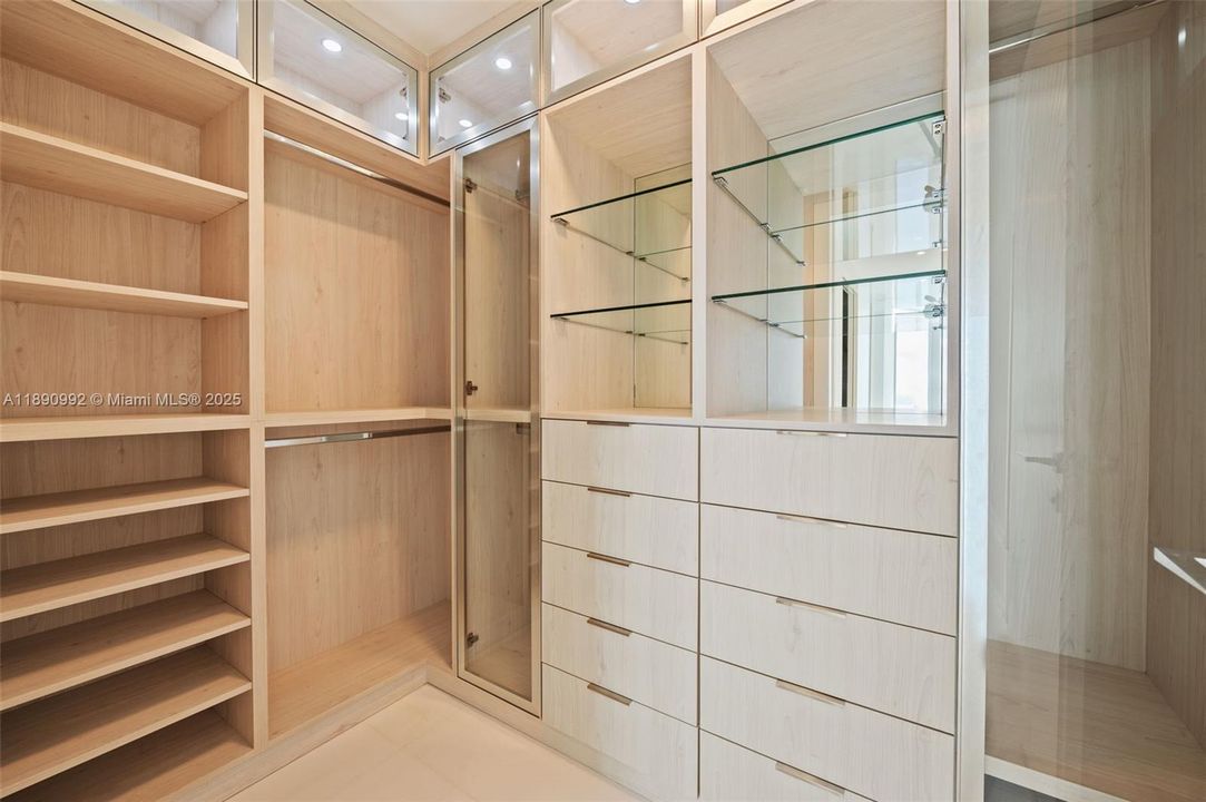 Activo con contrato: $21,000 (3 camas, 3 baños, 2342 Pies cuadrados)