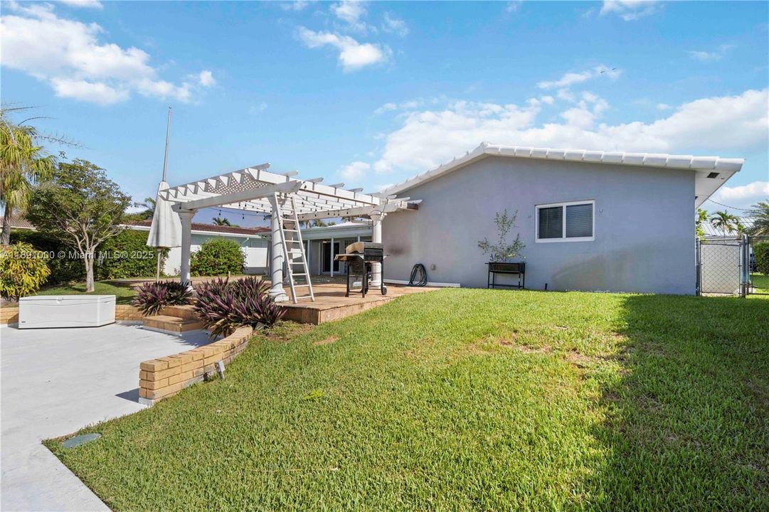 For Rent: $7,490 (3 beds, 2 baths, 1833 Square Feet)