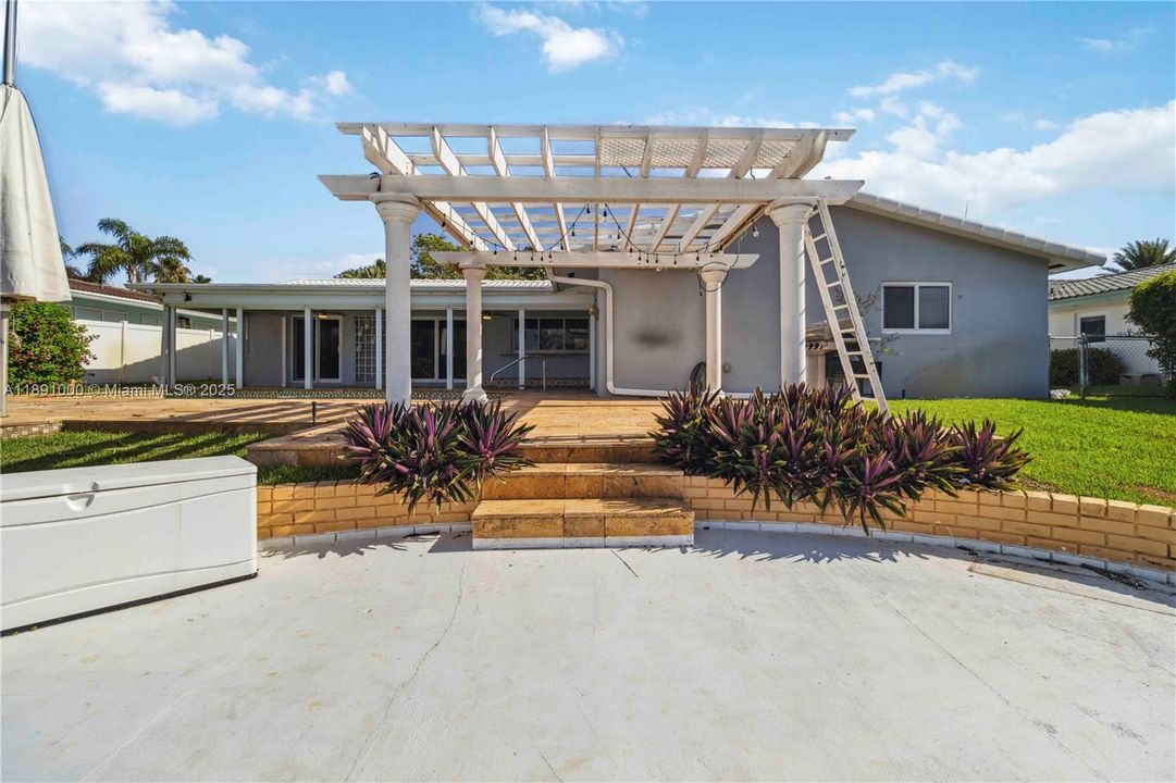 For Rent: $7,490 (3 beds, 2 baths, 1833 Square Feet)