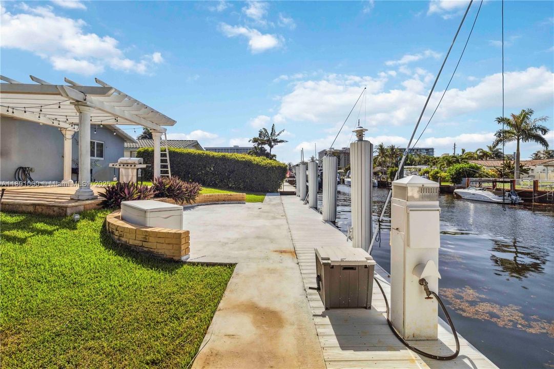 For Rent: $7,490 (3 beds, 2 baths, 1833 Square Feet)