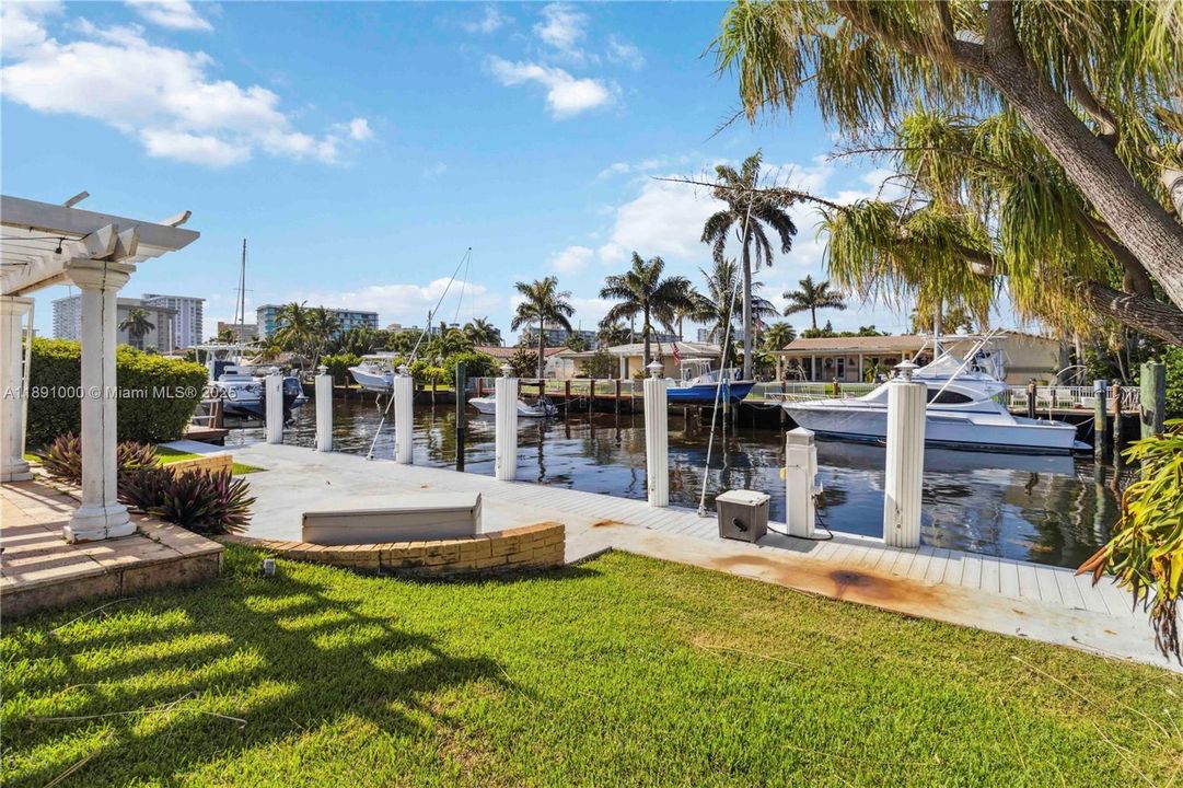 For Rent: $7,490 (3 beds, 2 baths, 1833 Square Feet)