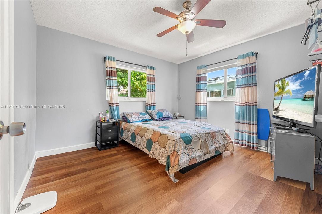 Под контрактом: $350,000 (3 спален, 2 ванн, 1342 Квадратных фут)