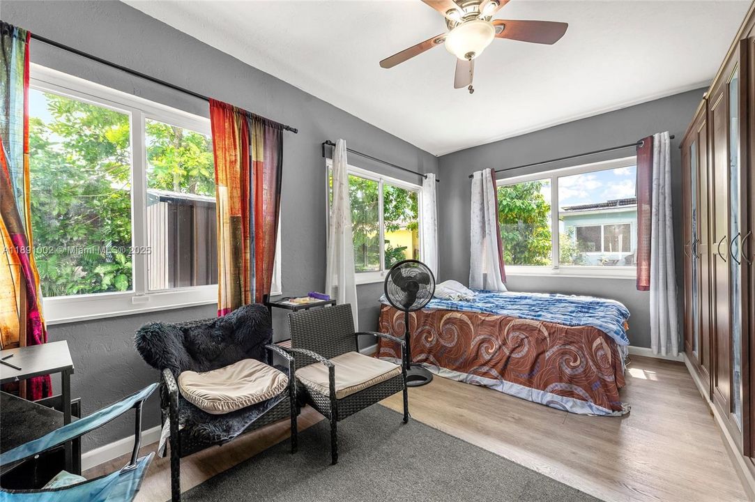 Под контрактом: $350,000 (3 спален, 2 ванн, 1342 Квадратных фут)