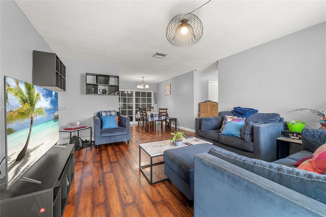 Под контрактом: $350,000 (3 спален, 2 ванн, 1342 Квадратных фут)