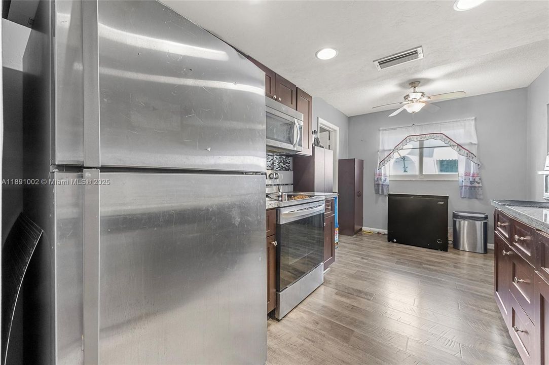 Под контрактом: $350,000 (3 спален, 2 ванн, 1342 Квадратных фут)