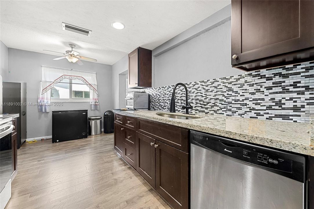 Под контрактом: $350,000 (3 спален, 2 ванн, 1342 Квадратных фут)