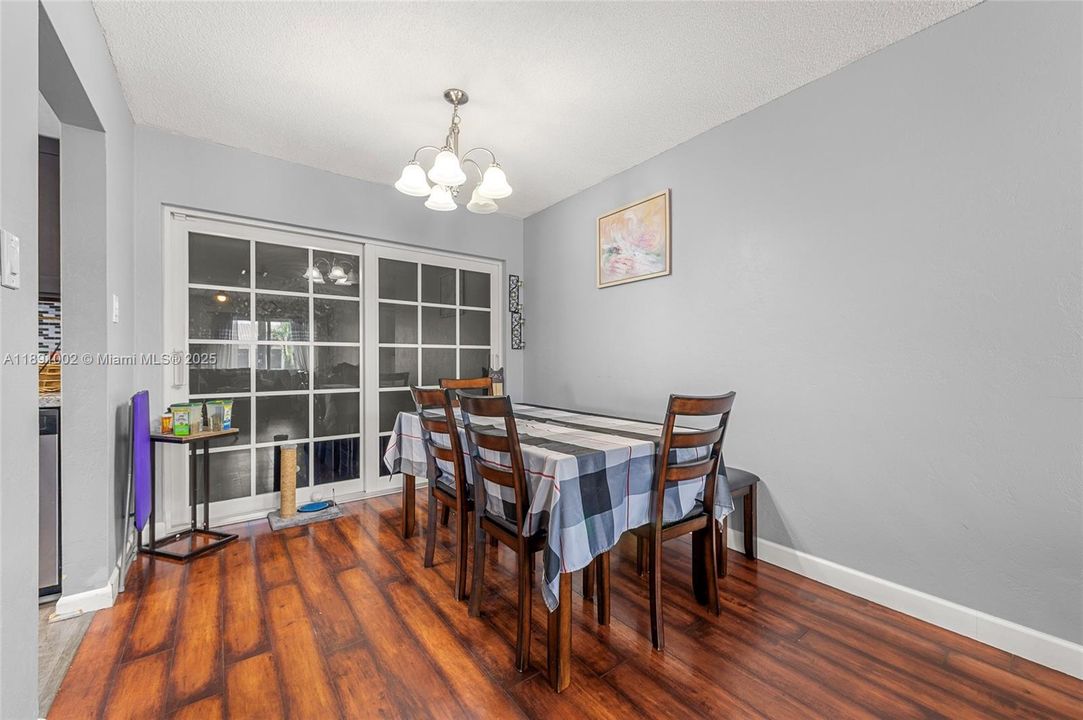 Под контрактом: $350,000 (3 спален, 2 ванн, 1342 Квадратных фут)