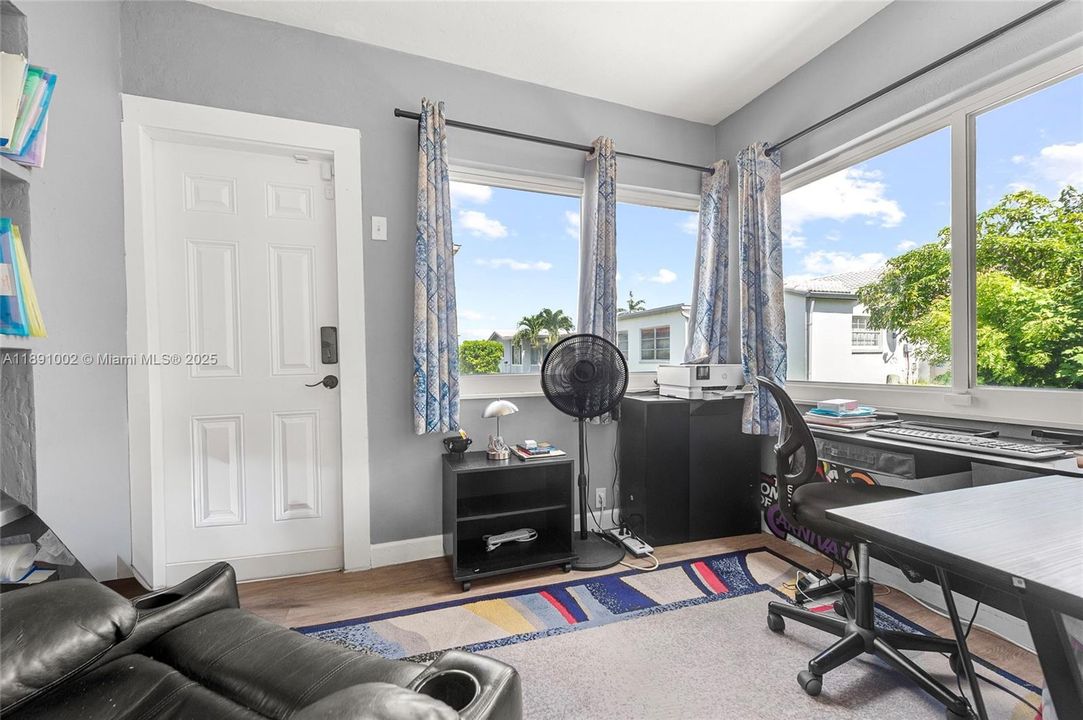 Под контрактом: $350,000 (3 спален, 2 ванн, 1342 Квадратных фут)