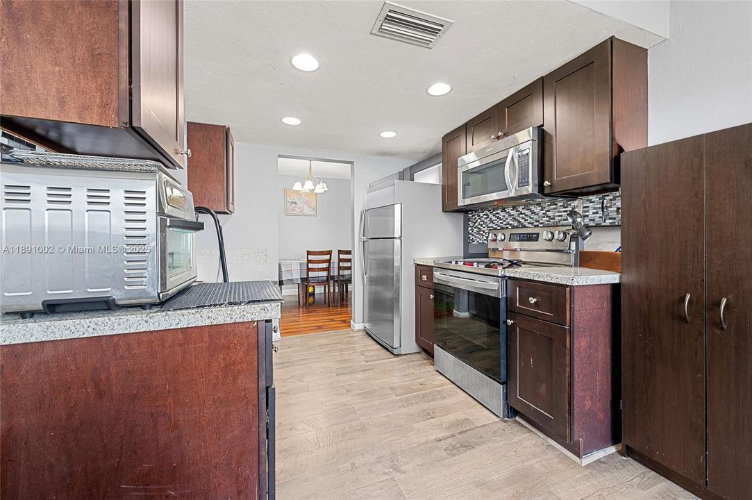 Под контрактом: $350,000 (3 спален, 2 ванн, 1342 Квадратных фут)