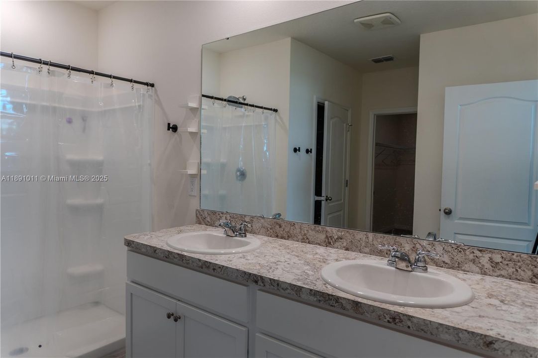 For Rent: $2,200 (4 beds, 2 baths, 1867 Square Feet)