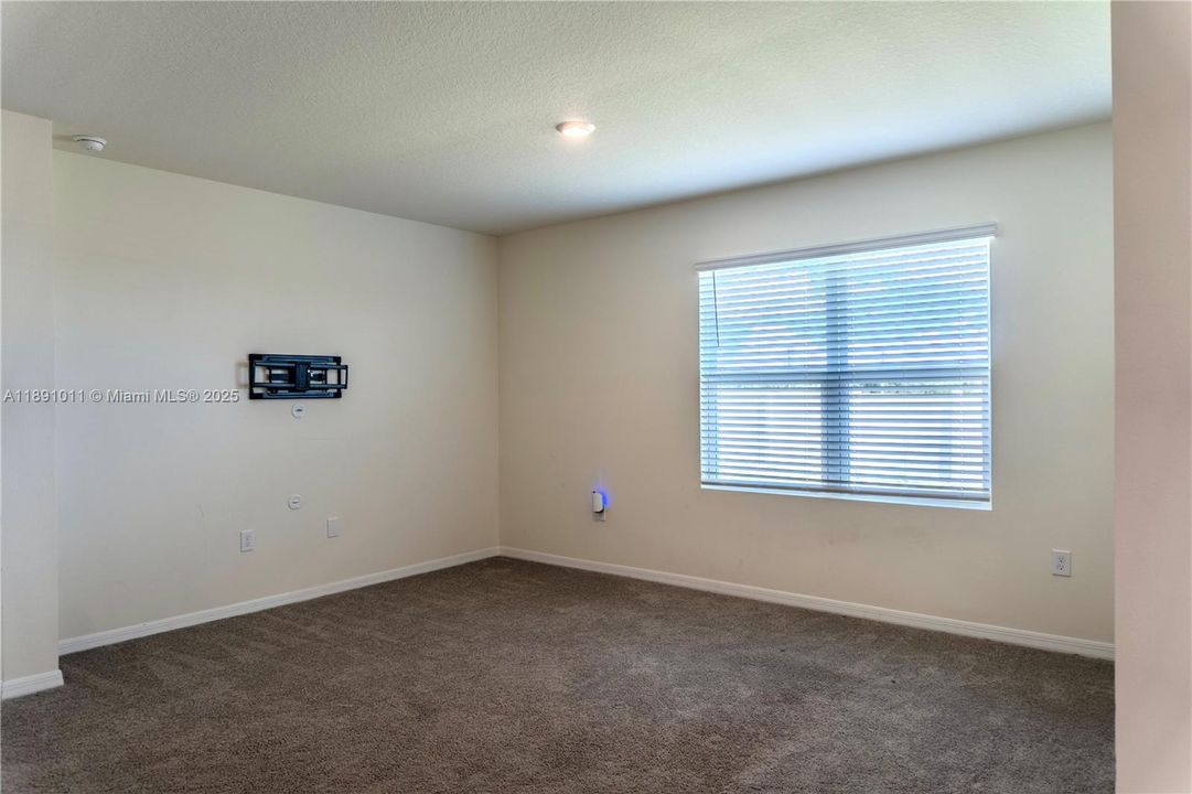 For Rent: $2,200 (4 beds, 2 baths, 1867 Square Feet)