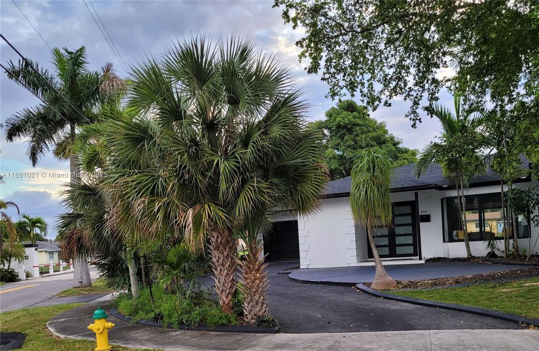 En Venta: $895,000 (3 camas, 2 baños, 2151 Pies cuadrados)