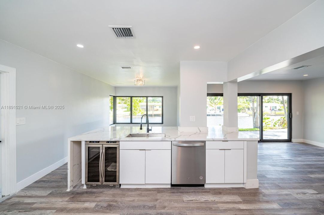 En Venta: $895,000 (3 camas, 2 baños, 2151 Pies cuadrados)