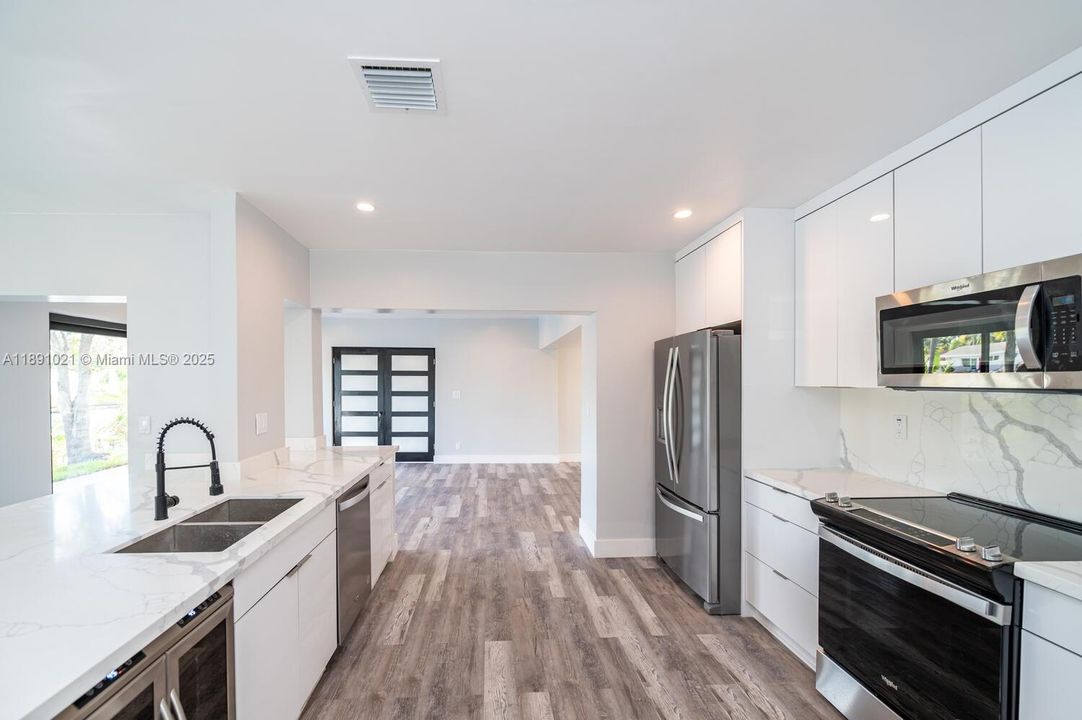 En Venta: $895,000 (3 camas, 2 baños, 2151 Pies cuadrados)