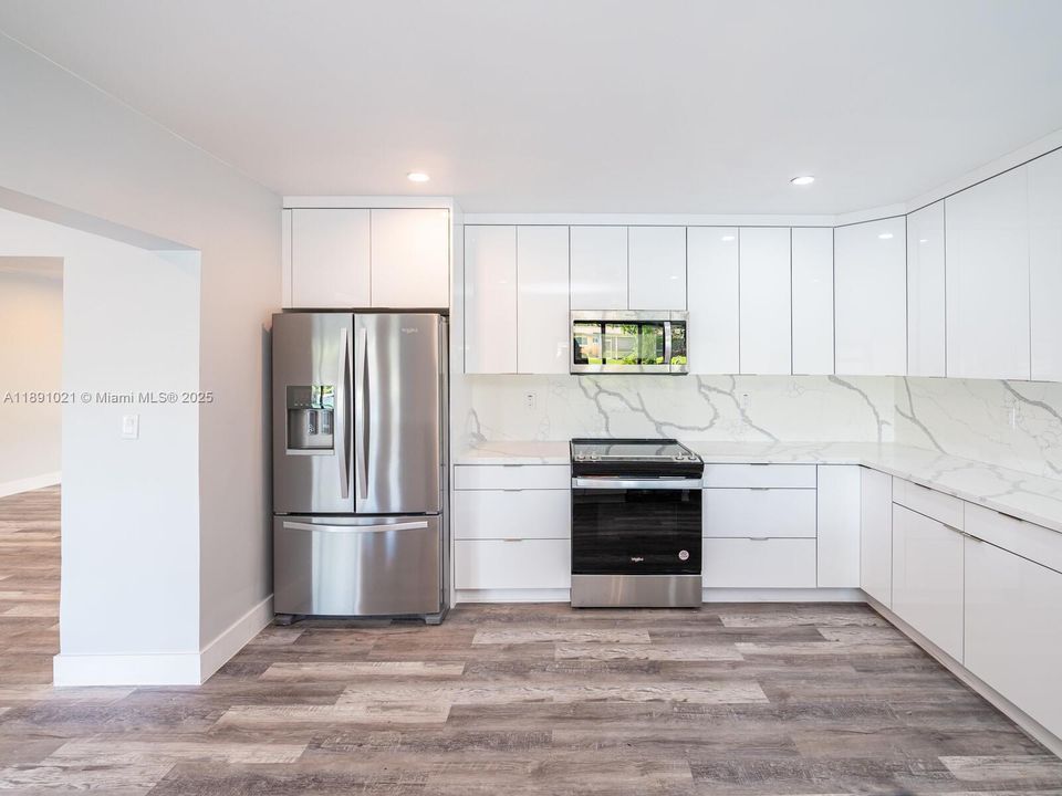 En Venta: $895,000 (3 camas, 2 baños, 2151 Pies cuadrados)