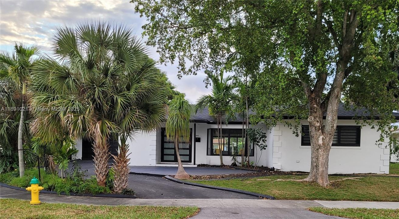 En Venta: $895,000 (3 camas, 2 baños, 2151 Pies cuadrados)