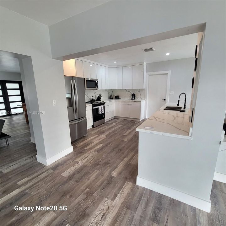 En Venta: $895,000 (3 camas, 2 baños, 2151 Pies cuadrados)