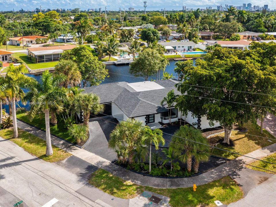 En Venta: $895,000 (3 camas, 2 baños, 2151 Pies cuadrados)