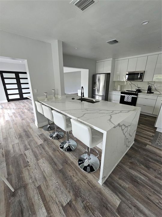 En Venta: $895,000 (3 camas, 2 baños, 2151 Pies cuadrados)