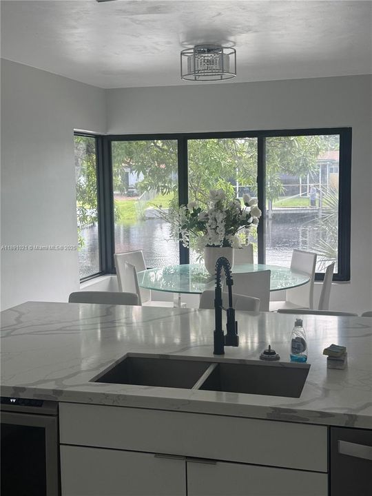 En Venta: $895,000 (3 camas, 2 baños, 2151 Pies cuadrados)