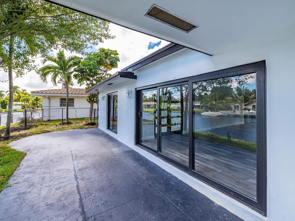 En Venta: $895,000 (3 camas, 2 baños, 2151 Pies cuadrados)