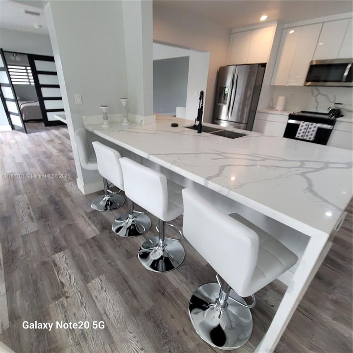 En Venta: $895,000 (3 camas, 2 baños, 2151 Pies cuadrados)