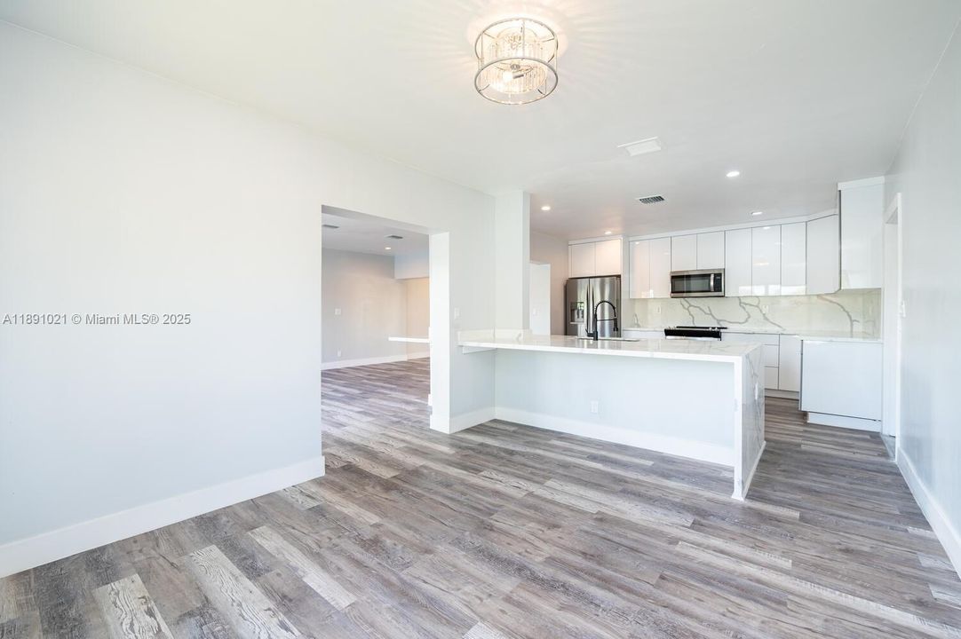 En Venta: $895,000 (3 camas, 2 baños, 2151 Pies cuadrados)