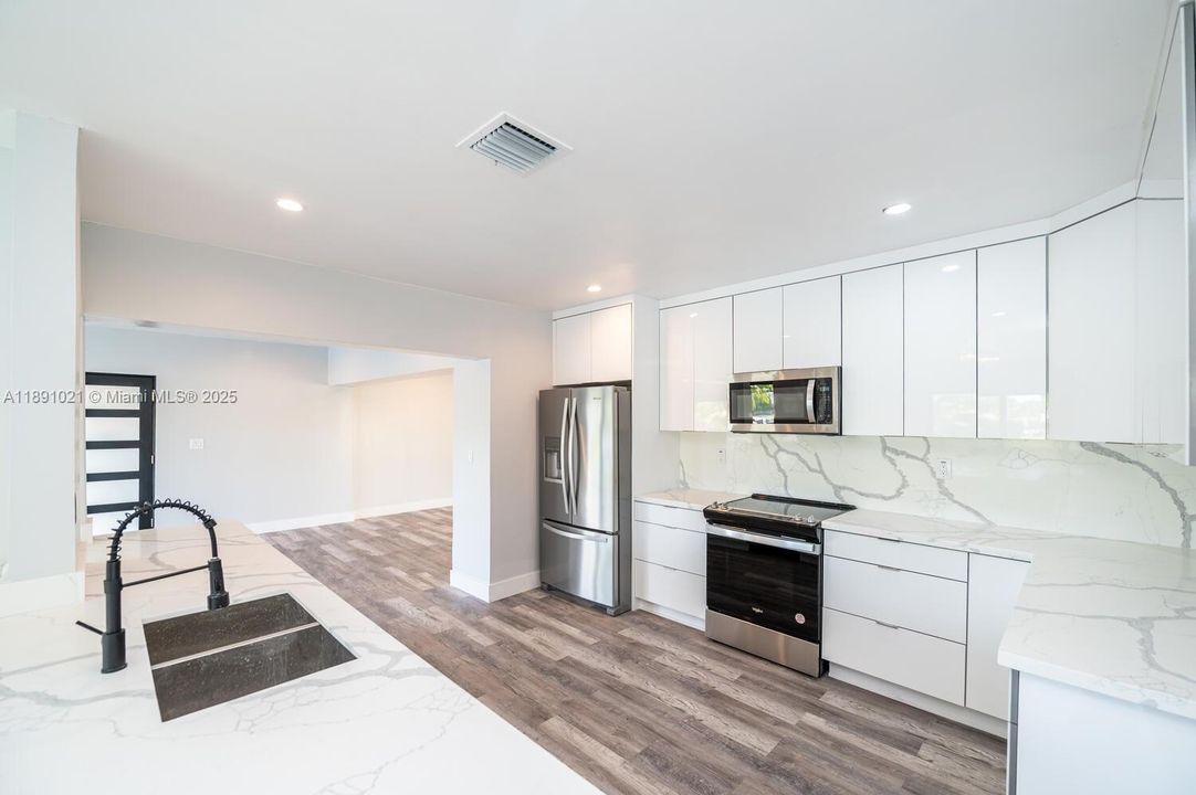 En Venta: $895,000 (3 camas, 2 baños, 2151 Pies cuadrados)