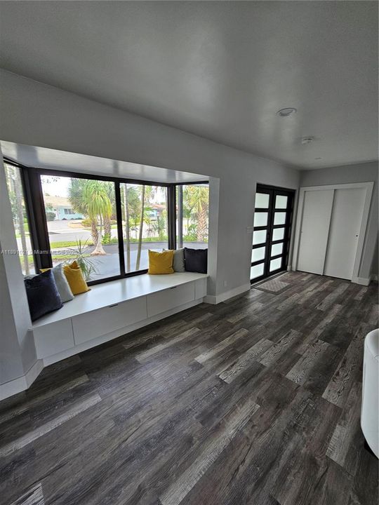 En Venta: $895,000 (3 camas, 2 baños, 2151 Pies cuadrados)