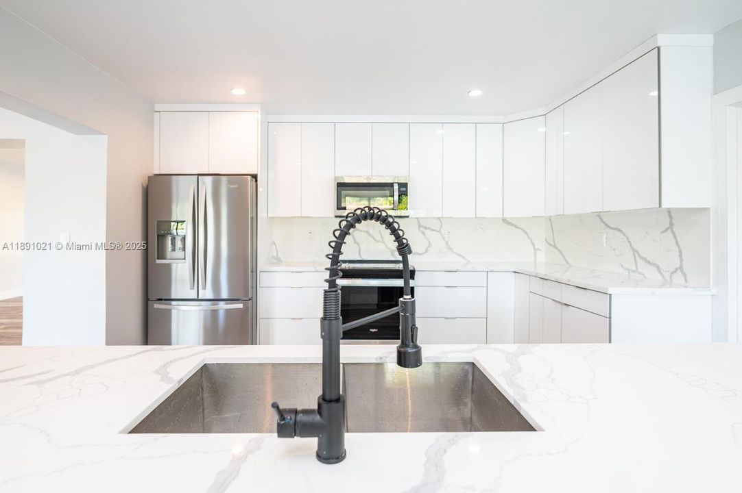 En Venta: $895,000 (3 camas, 2 baños, 2151 Pies cuadrados)