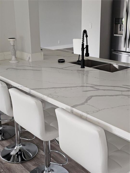 En Venta: $895,000 (3 camas, 2 baños, 2151 Pies cuadrados)