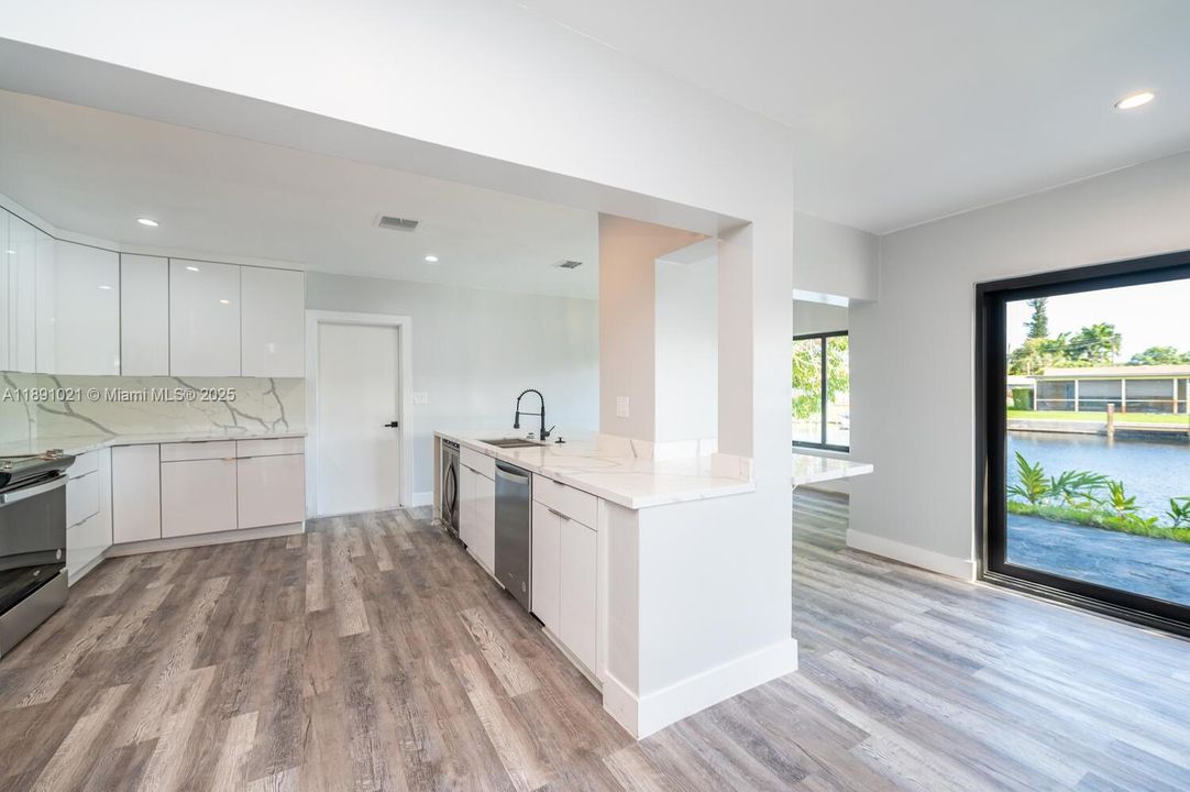 En Venta: $895,000 (3 camas, 2 baños, 2151 Pies cuadrados)