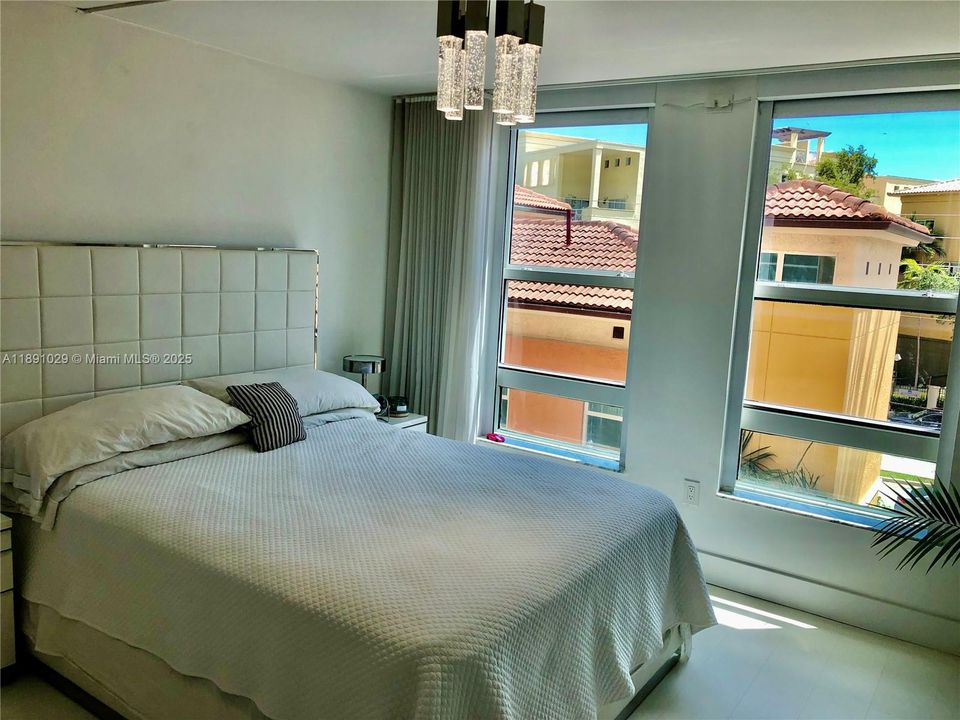 For Sale: $695,000 (1 beds, 1 baths, 740 Square Feet)