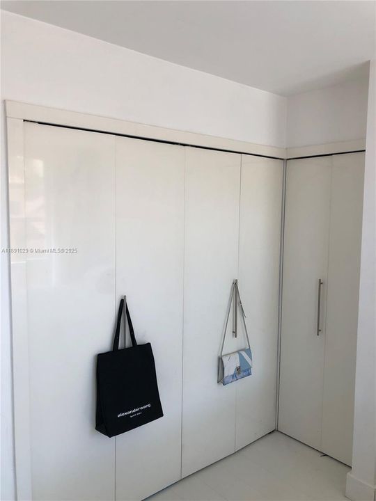 For Sale: $695,000 (1 beds, 1 baths, 740 Square Feet)