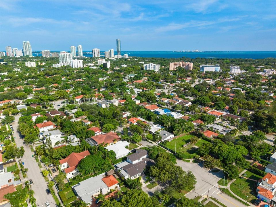 出租: $17,000 (5 贝兹, 5 浴室, 4496 平方英尺)