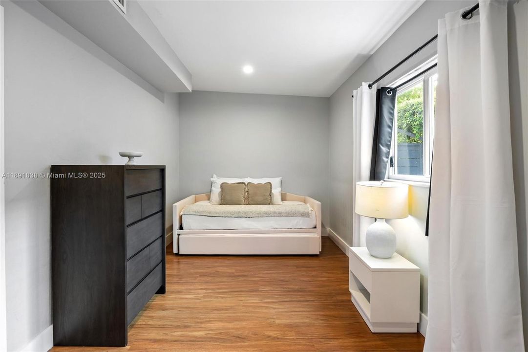 出租: $17,000 (5 贝兹, 5 浴室, 4496 平方英尺)