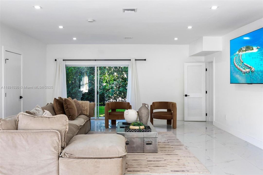 出租: $17,000 (5 贝兹, 5 浴室, 4496 平方英尺)