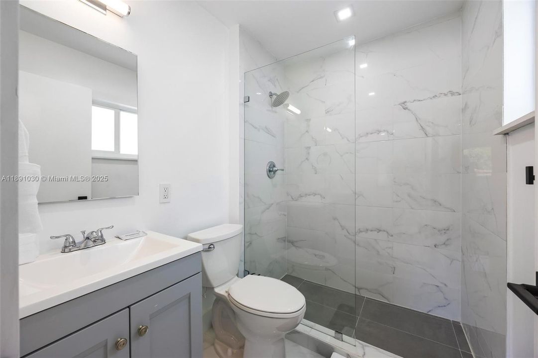 出租: $17,000 (5 贝兹, 5 浴室, 4496 平方英尺)