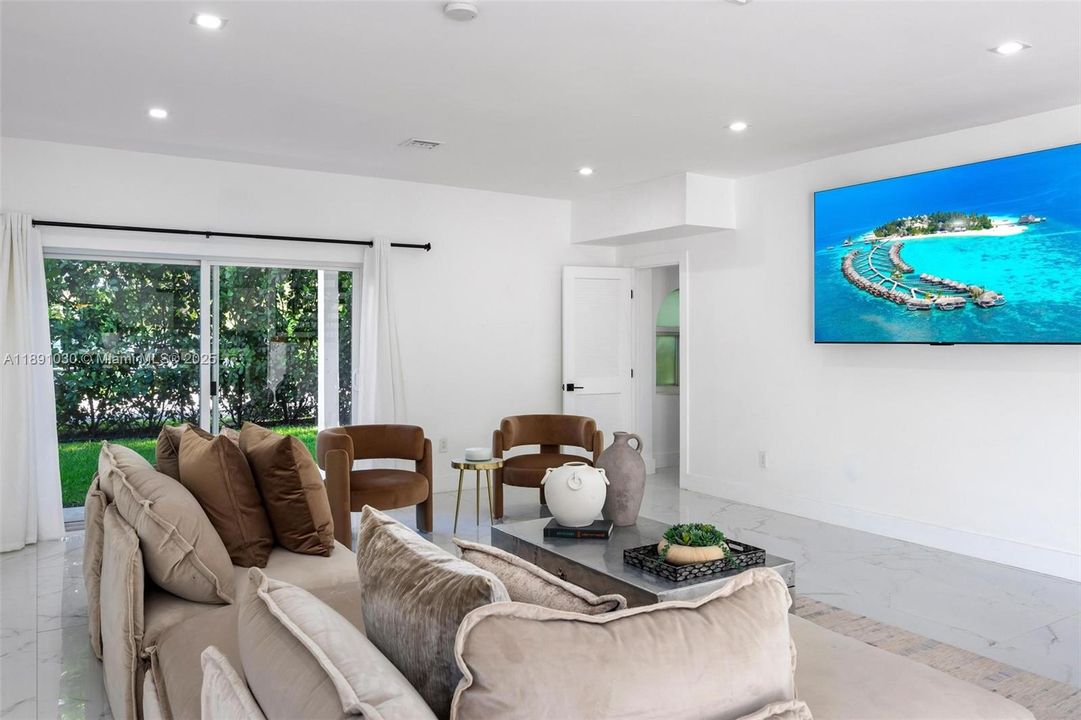 出租: $17,000 (5 贝兹, 5 浴室, 4496 平方英尺)