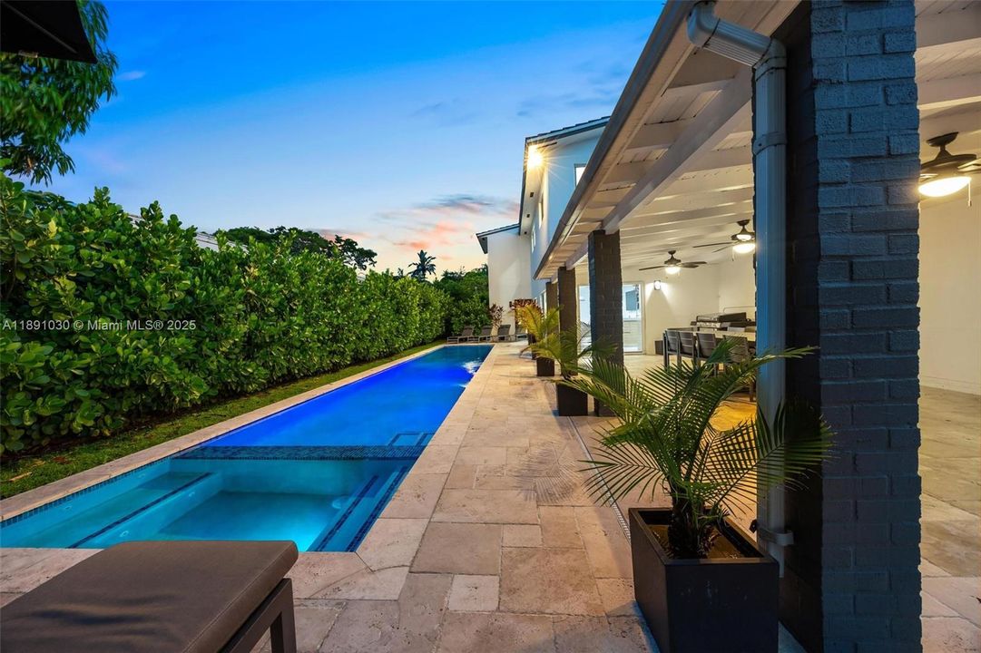 出租: $17,000 (5 贝兹, 5 浴室, 4496 平方英尺)