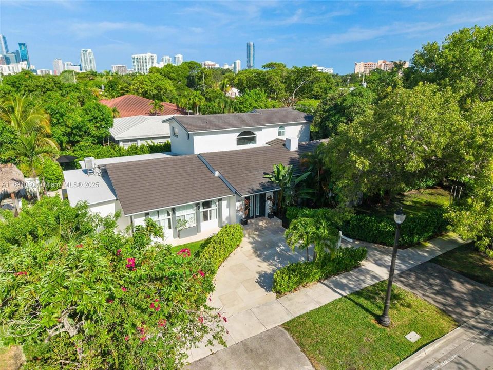 出租: $17,000 (5 贝兹, 5 浴室, 4496 平方英尺)