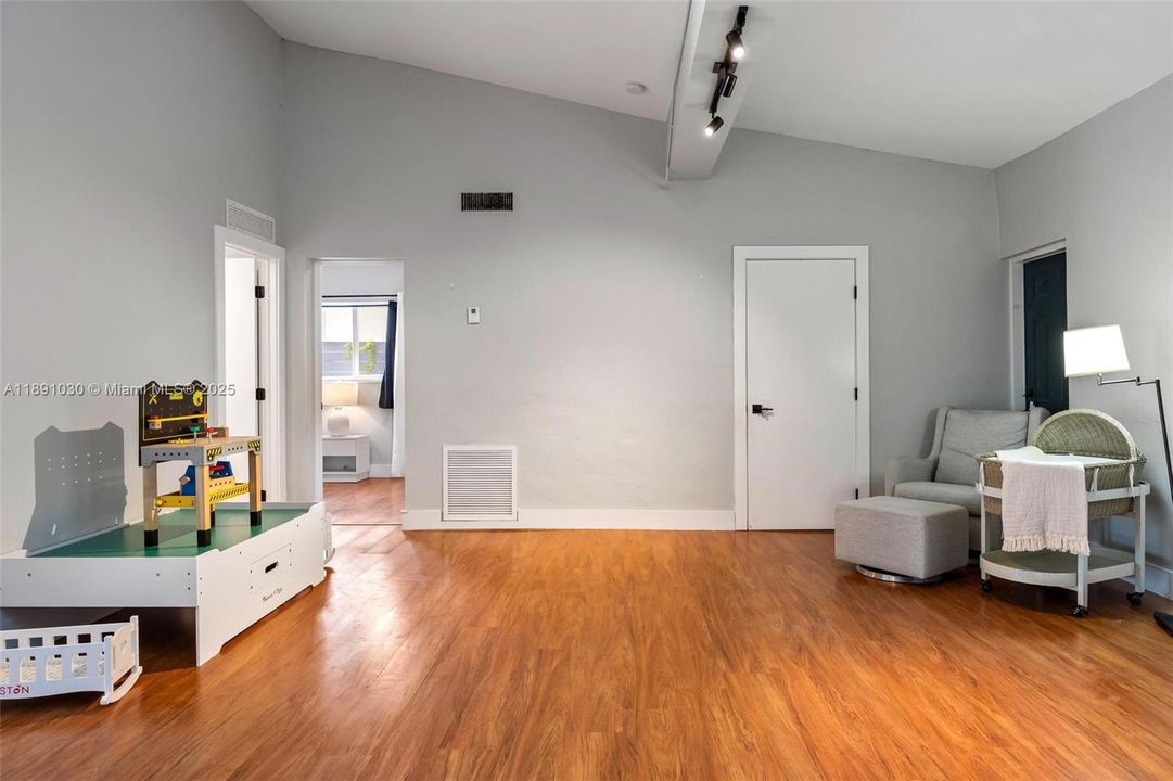 出租: $17,000 (5 贝兹, 5 浴室, 4496 平方英尺)