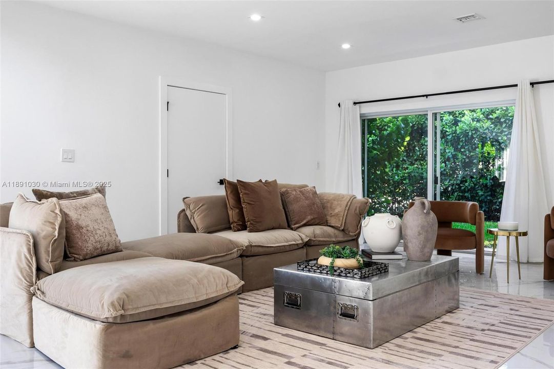 出租: $17,000 (5 贝兹, 5 浴室, 4496 平方英尺)