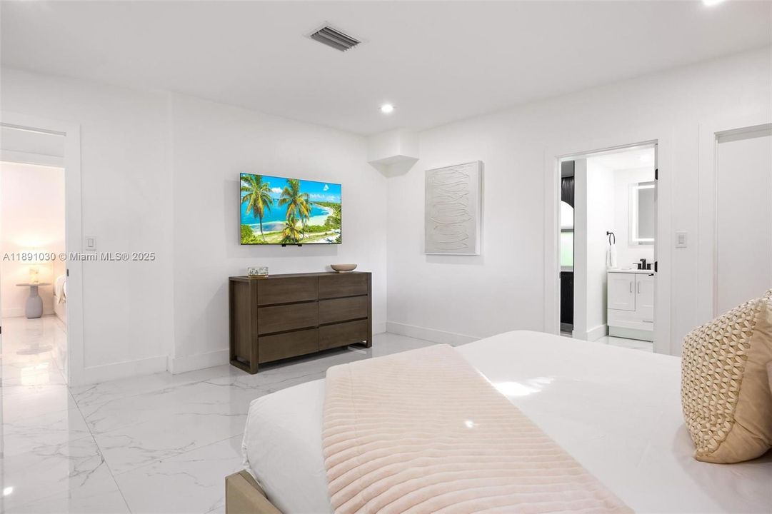 出租: $17,000 (5 贝兹, 5 浴室, 4496 平方英尺)