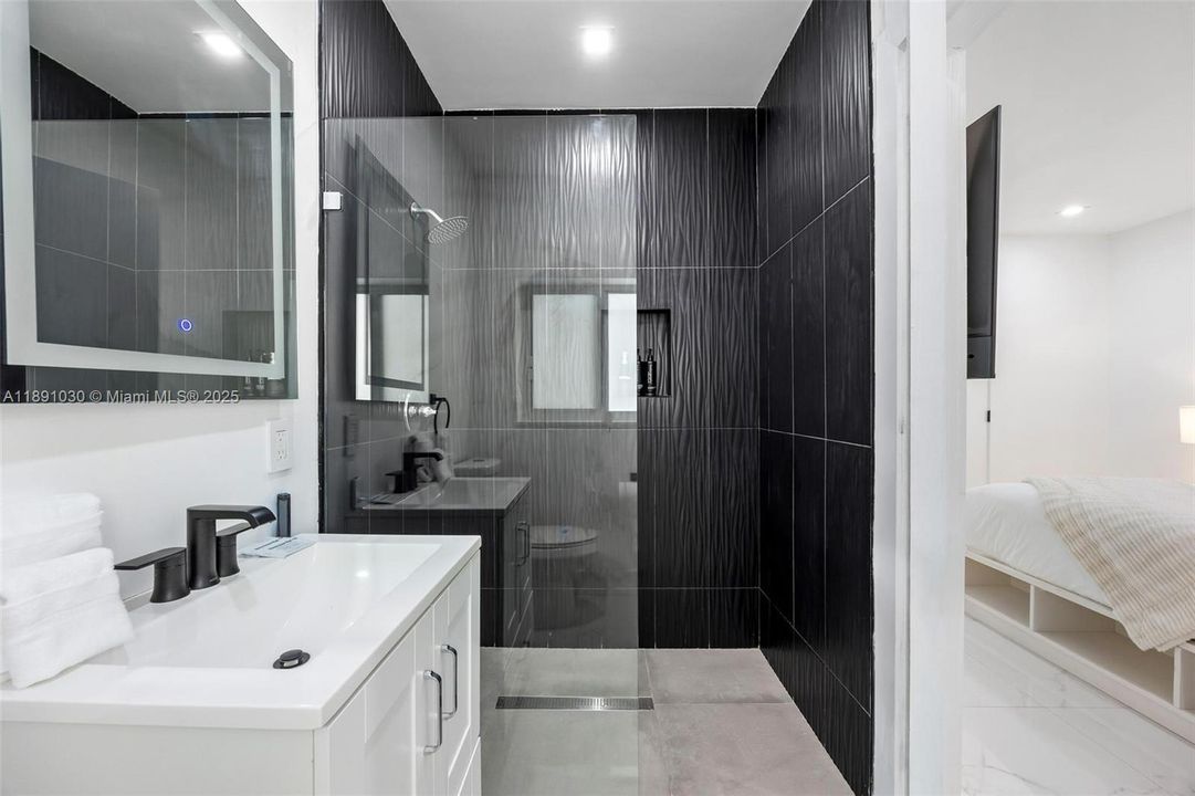 出租: $17,000 (5 贝兹, 5 浴室, 4496 平方英尺)