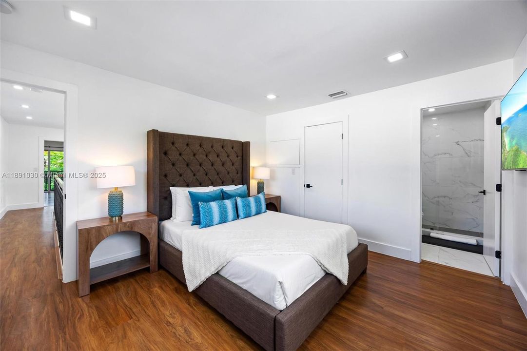 出租: $17,000 (5 贝兹, 5 浴室, 4496 平方英尺)