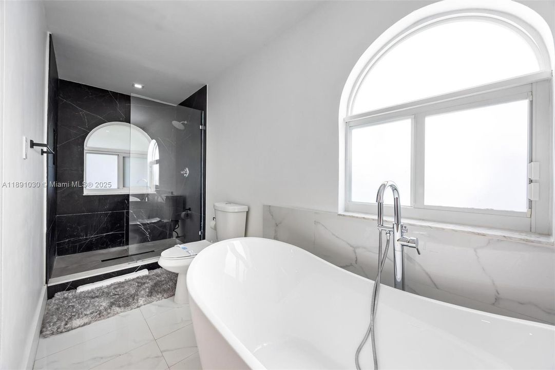 出租: $17,000 (5 贝兹, 5 浴室, 4496 平方英尺)