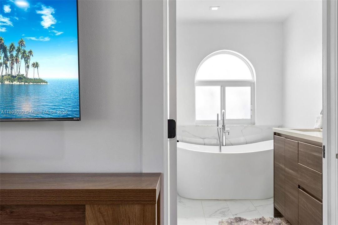 出租: $17,000 (5 贝兹, 5 浴室, 4496 平方英尺)