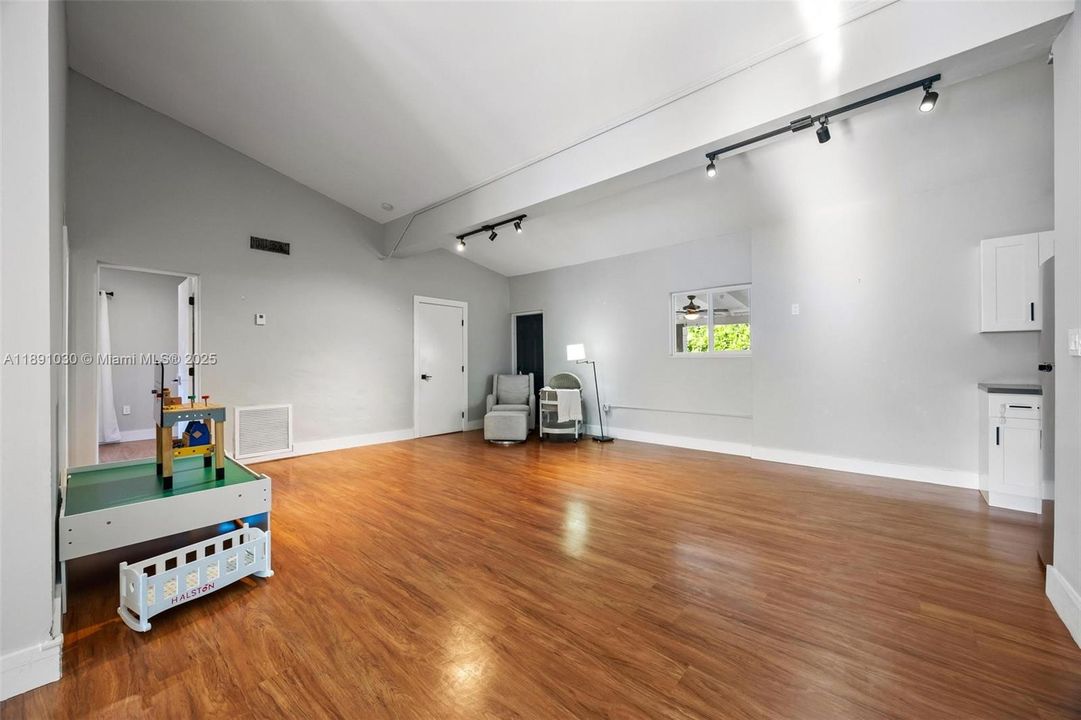 出租: $17,000 (5 贝兹, 5 浴室, 4496 平方英尺)