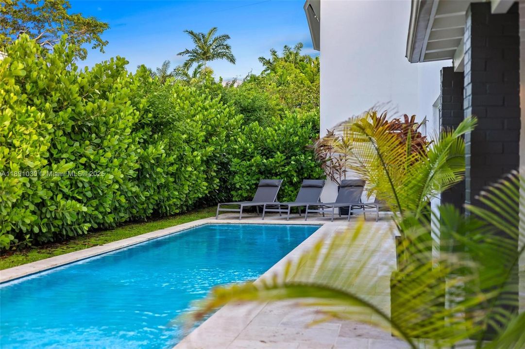 出租: $17,000 (5 贝兹, 5 浴室, 4496 平方英尺)